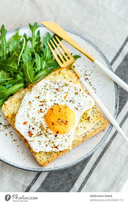 Toast mit Eiern und Käse Lebensmittel Gesundheit Mahlzeit Teller Küche Speise Mittagessen Nahaufnahme Gemüse Diät Abendessen Frühstück Brot Eigelb geschmackvoll