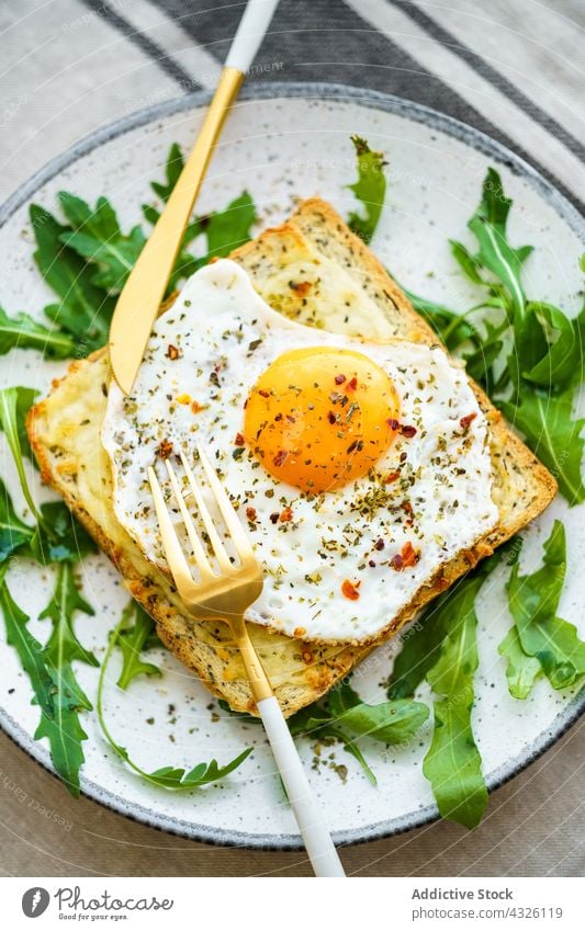 Toast mit Eiern und Käse Lebensmittel Gesundheit Mahlzeit Teller Küche Speise Mittagessen Nahaufnahme Gemüse Diät Abendessen Frühstück Brot Eigelb geschmackvoll