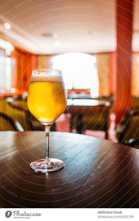 Ein Glas Bier Alkohol Amuse-Gueule Bar Getränk Bokeh Brauerei kalt Konzept Handwerk trinken schäumen Lebensmittel golden Pub Selektiver Fokus Snack Tisch