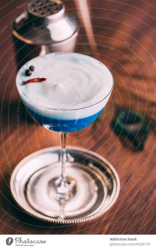 Blauer Cocktail Alkohol Hintergrund Barmann Barkeeper Getränk blau Bokeh kalt trinken Eiweiß Lebensmittel frisch Frucht Garnierung Gin Glas Schnaps Mixologe