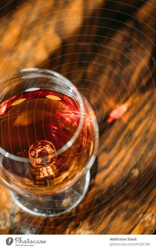 Cognacglas auf Holztisch mit natürlichem Licht Alkohol Hintergrund Barmann Barkeeper Getränk Bokeh Bourbon Cocktail trinken Lebensmittel Glas Lichter Schnaps