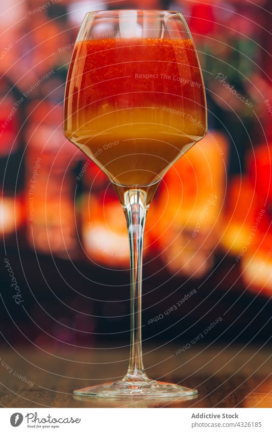 Rot-orangefarbener Cocktail Alkohol sortiert Hintergrund Barmann Barkeeper Getränk Bloody Mary Bokeh Bourbon trinken Lebensmittel Garnierung Gin Glas Lichter