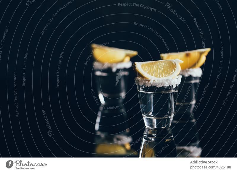 Tequila-Shots mit Salz und Zitrone Alkohol sortiert Getränk Bokeh Cocktail trinken Lebensmittel Frucht Garnierung Glas Menschengruppe Kalk Mixologe Mixologie
