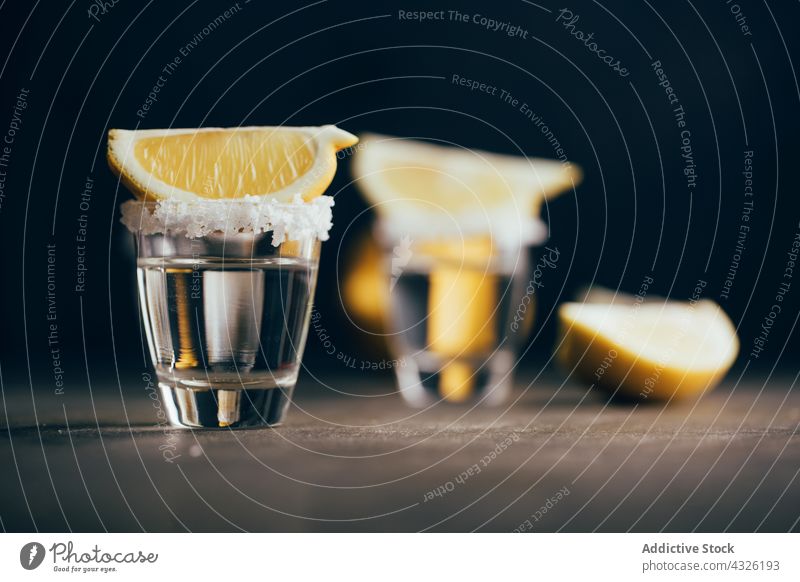 Tequila-Shots mit Salz und Zitrone Alkohol sortiert Getränk Bokeh Cocktail trinken Lebensmittel Frucht Garnierung Glas Menschengruppe Kalk Mixologe Mixologie