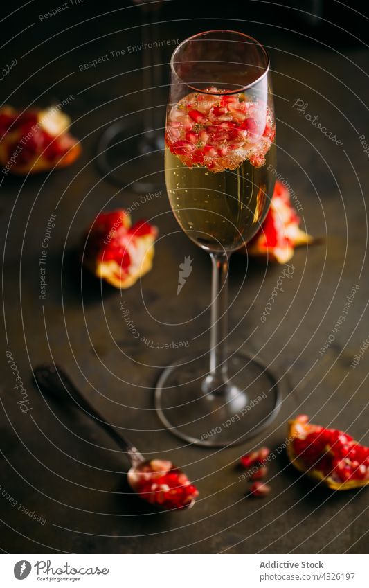 Champagner-Cocktail mit Granatapfel Alkohol Hintergrund Barkeeper Getränk Bokeh Blasen kalt trinken Lebensmittel frisch Frucht Garnierung Glas Mixologe