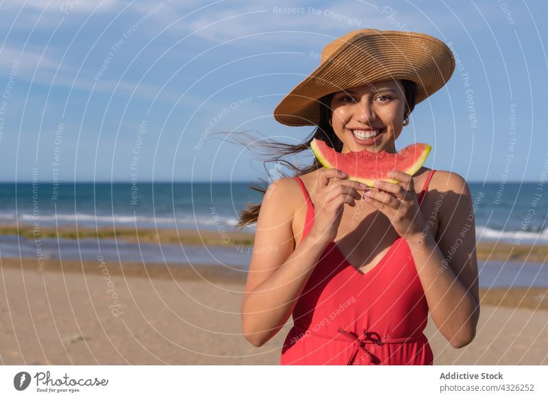 Zufriedene Frau isst Wassermelone am Strand Sommer Urlaub essen MEER Bikini Feiertag heiter genießen Badebekleidung Lächeln frisch Badeanzug geschmackvoll