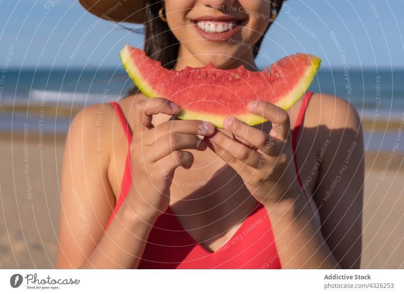 Zufriedene Frau isst Wassermelone am Strand Sommer Urlaub essen MEER Bikini Feiertag heiter genießen Badebekleidung Lächeln frisch Badeanzug geschmackvoll