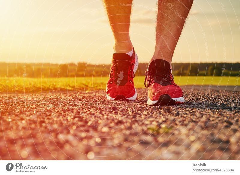 Läufer Mann Füße auf der Straße bei Sonnenuntergang laufen joggen Turnschuh Sport rennen Fuß Fitness Training Joggen Sportler Sommer im Freien Natur Wetter