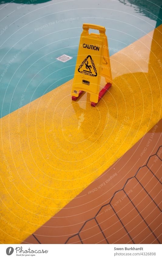 Caution Schild auf rutschigem Untergrund Warnschild caution Schiffsdeck Kreuzfahrt Regen Achtung Hinweisschild Schilder & Markierungen Menschenleer Warnung