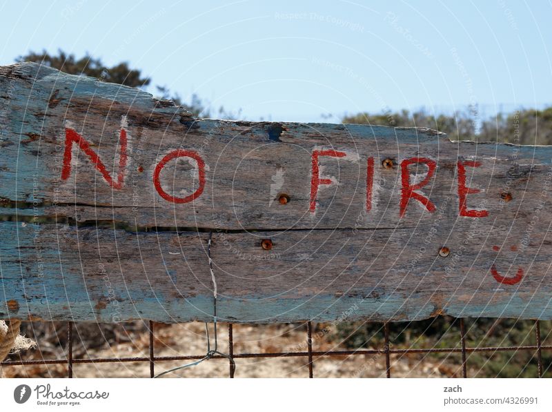 No Fire Kykladen Griechenland Insel Gebäude koufonissi Ägäis Mittelmeer Feuer Waldbrand waldbrandgefahr Natur Verbote Verbotsschild verboten
