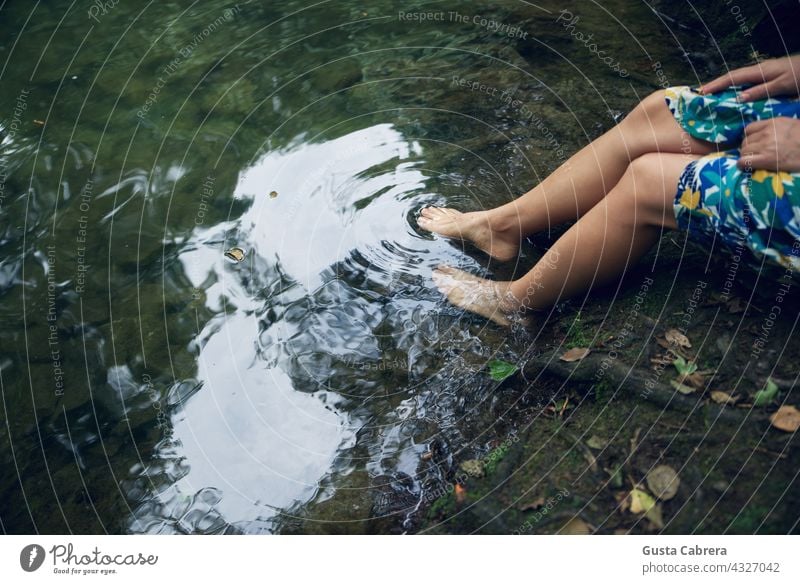 Die Beine einer Frau, die in das Wasser eines Flusses eintaucht. See Erholung Natur Ferien & Urlaub & Reisen Farbfoto Außenaufnahme Landschaft Tag
