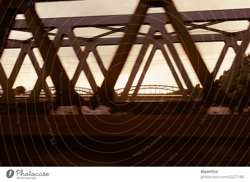 Zwischenräume |Brücken Sommer Außenaufnahme Menschenleer Sonnenlicht Schatten Schattenspiel Brückengeländer Architektur Licht Kontrast Tag Geländer Wege & Pfade