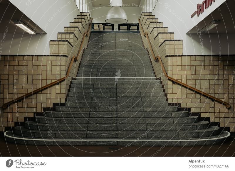 Parktour HH21| nach oben gehen Treppe Architektur aufwärts Treppenhaus Konstruktion gefließt alt Bahnhof Innenaufnahme stufen Treppenstufen Menschenleer