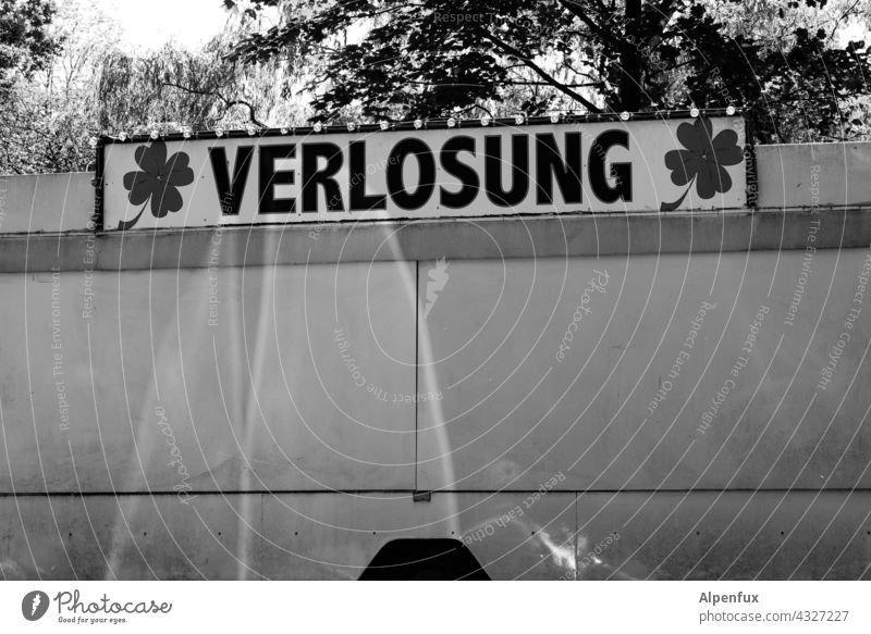 Verlosung | Parktour HH21 Buden u. Stände Außenaufnahme Menschenleer Schriftzeichen Glück lose Losglück geschlossen Jahrmarkt Tag Schilder & Markierungen