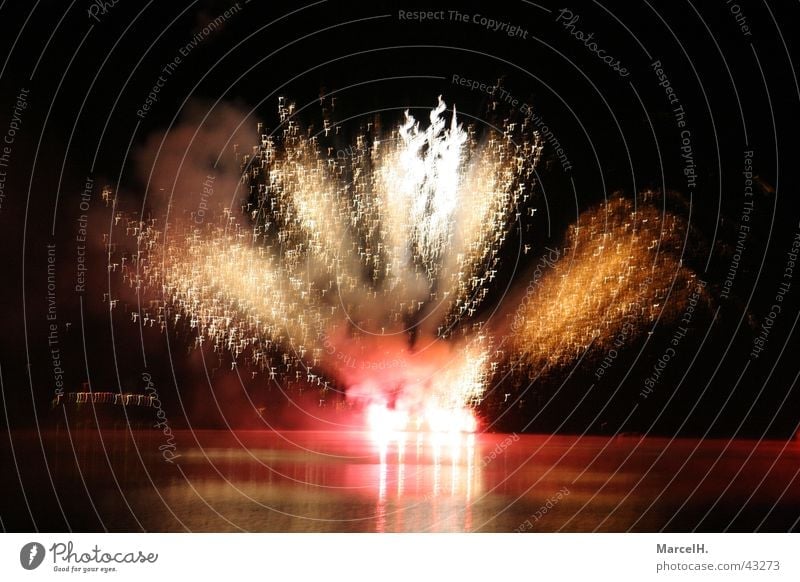 Feuerwerk 3 Silvester u. Neujahr Party Explosion Knall rot Wasser Spieglung Feste & Feiern Bums