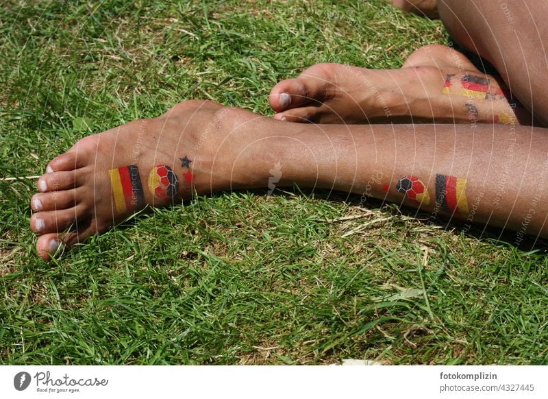 Füße mit Deutschland-Kindertattoos Tatoo Tattoo tatoo Tattoos Klebetattoos Hautbild Fußball Bein Schwimmen & Baden Tätowierung Identität deutsch Deutsche Flagge
