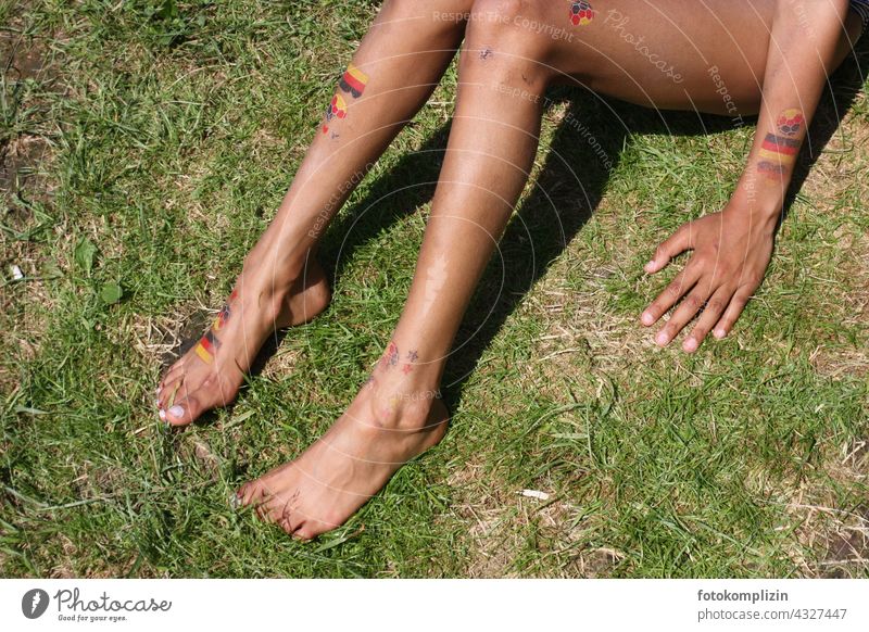 nackte Kinderbeine mit Deutschland-Tatoos Fan Tattoo Haut Beine Füße Hand Fuß Barfuß Frau Mensch Identität feminin Erholung Sommer Nationalität