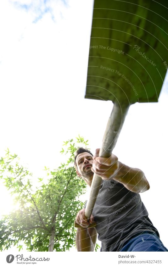 Gartenarbeit - Mann mit Spaten im Garten umgraben Gärtner Schaufel Natur Umwelt pflanzen Baum Umweltschutz nachhaltig grün