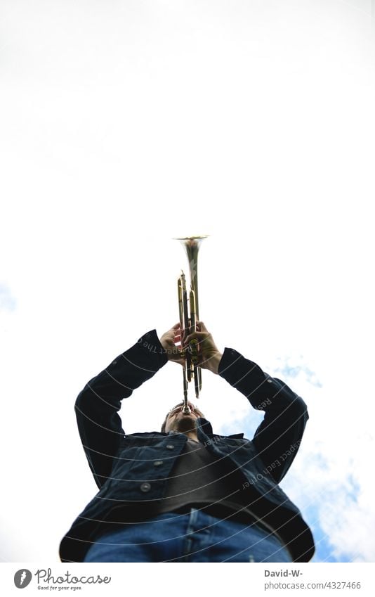 Trompeter - Signal mit der Trompete spielen - ein lizenzfreies