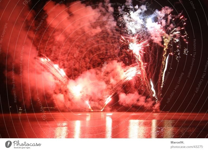 Feuerwerk Silvester u. Neujahr Party Explosion Knall rot Wasser Spieglung Feste & Feiern Bums
