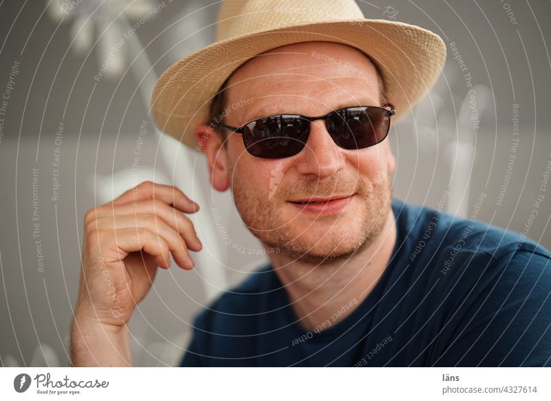 Smarter Mann l Parktour HH 2021 Porträt Mensch Brille Ein Mann allein Männergesicht Erwachsene Sonnenbrille Strohhut 1 Mensch Lächeln smart
