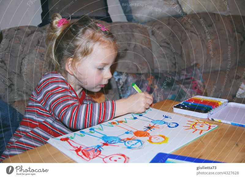 Kleines Mädchen malt ihre Familie | gezeichnet & gemalt Mensch feminin Kind Kleinkind 3-8 Jahre 1 Kindheit blond langhaarig Farbfoto Schwache Tiefenschärfe