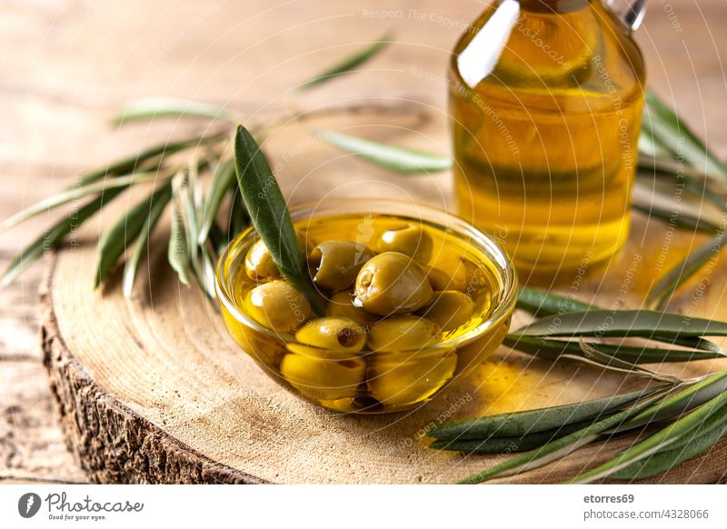 Natives Olivenöl Flasche und grüne Oliven Lebensmittel frisch Glas golden Gesundheit Bestandteil Italienisch Blätter liquide mediterran natürlich Erdöl oliv