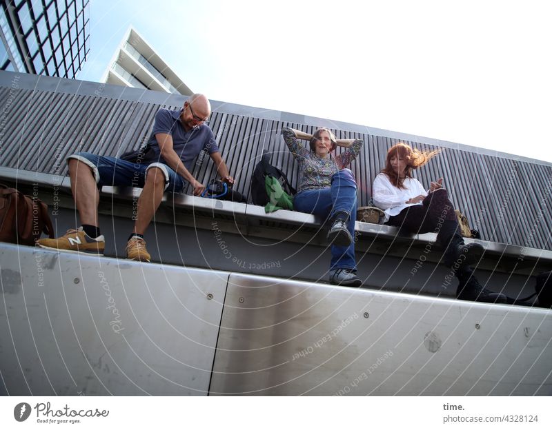 ParkTourHH21 | lange Bank brücke sitzen urban frau mann hochhaus froschperspektive ausruhen pause sitzbank beton holz himmel sonnig sonnenlicht