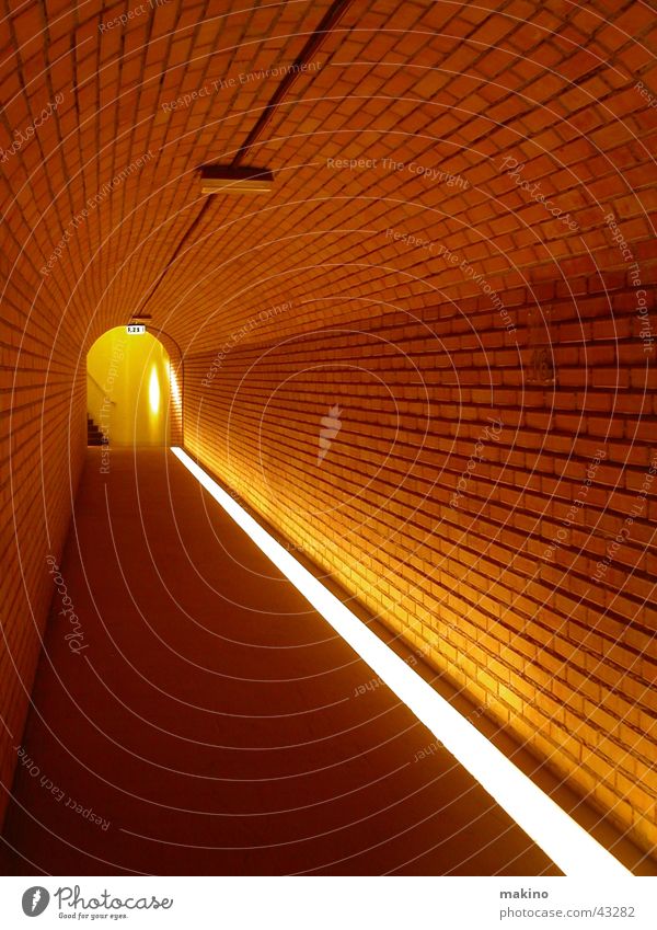 den Gang entlang... (1) Licht rot Backstein Linie Tunnel Wand Architektur Stein Bodenbelag Tunnelblick Durchblick Durchgang Wegweiser Fluchtweg geradeaus