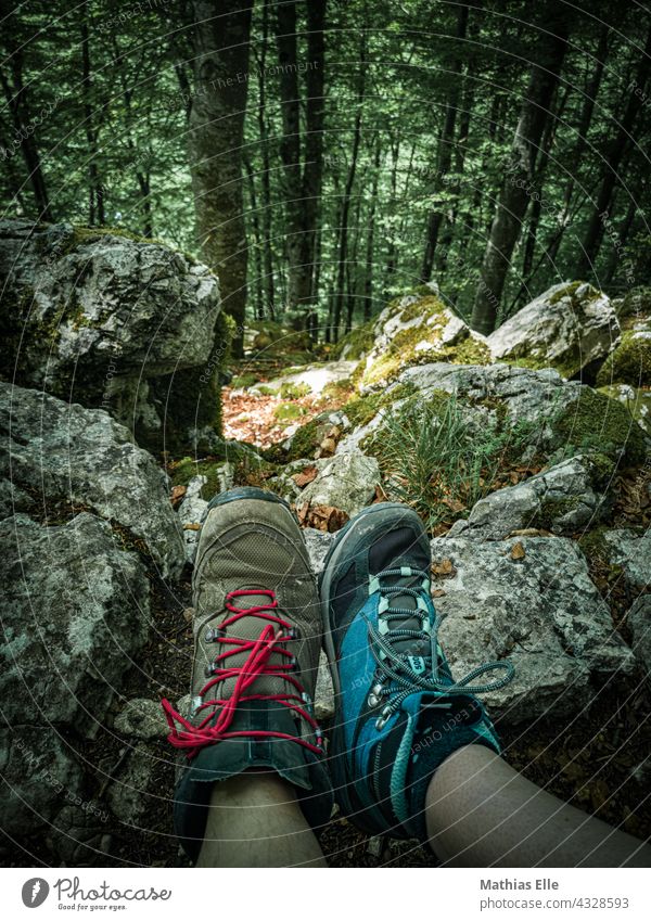 2 Wanderer zeigen ihre Wanderschuhe Schuhe wandern Wald Trekking Steine Felsen Schneise Waldboden Wanderausrüstung Freizeit Freiheit Bein Beine Fuß