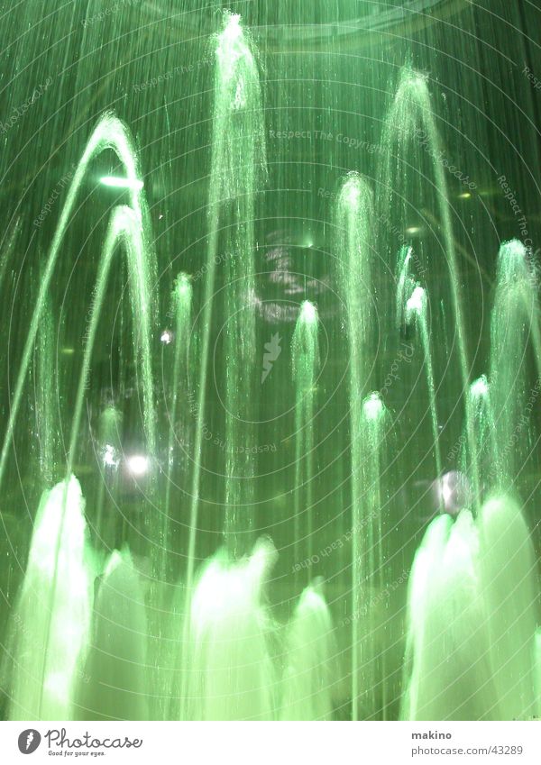 Springbrunnen Brunnen Beleuchtung Licht grün Wassertropfen Wasserstrahl Architektur