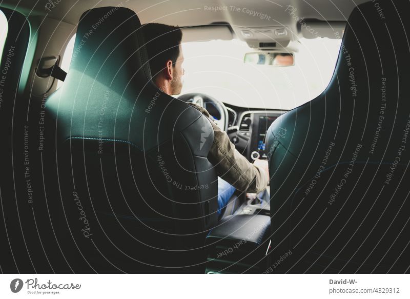 autofahren - Auto von Innen Autofahrer Autofahren Konzentration Straßenverkehr Rückspiegel Mann PKW achtsam Sonnenlicht