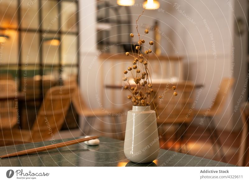 Vase mit getrockneten Pflanzen auf dem Tisch im Restaurant Orientalisch dekorativ Dekor Design Innenbereich Dekoration & Verzierung Stil gemütlich Keramik