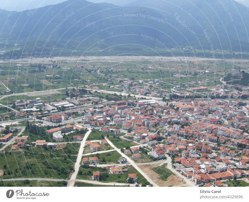 Griechische Kleinstadt - Dorf Luftbild Drohne Ansicht in der Nähe von Berg Dröhnen Griechenland Landschaft Antenne alt Urlauber Insel Wahrzeichen historisch