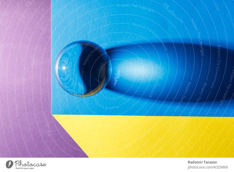 große Glaskugel auf dem Tisch Ball mehrfarbig Schatten Reflexion & Spiegelung Licht kreisen farbenfroh Farbe gelb Kugel symmetrisch Spiele Globus Nahaufnahme