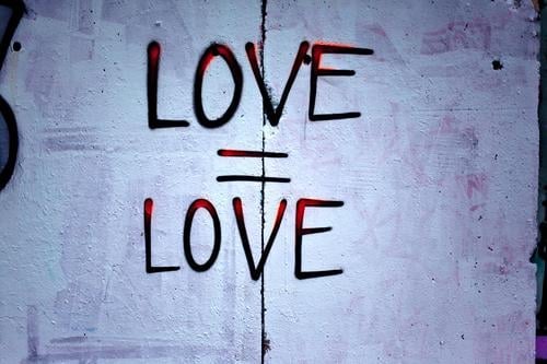 Love = Love aussage botschaft farbe gesprayt grafitti grafitto illustration kunst mauer message nachricht parole politik sachbeschädigung schrift slogan sprayen