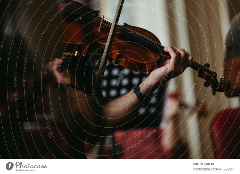 Musiker spielt Geige Geiger Musikinstrument Streichinstrumente Konzentration Fähigkeit Klassik Farbfoto Orchester Holz musizieren Musik hören Innenaufnahme