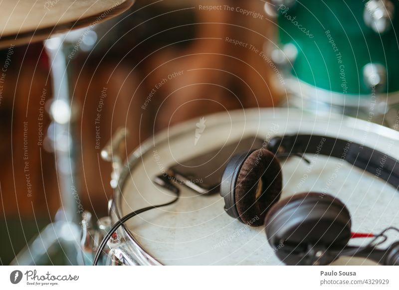 Kopfhörer mit dem Smartphone verbunden Audio Musik Musiker Apparatur Gerät Klang zuhören modern jung Melodie Trommel Schlagzeug Schlagzeuger Audiogeräte Gesang