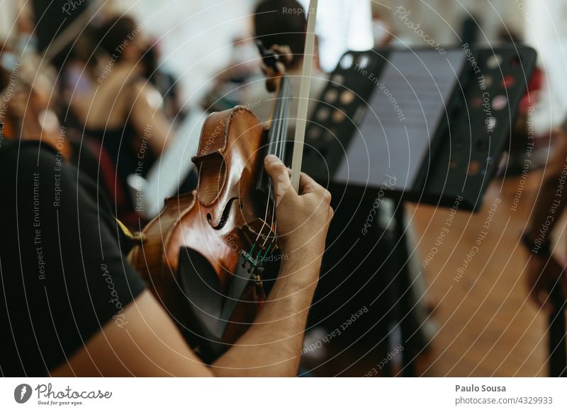 Musiker hält Geige Geiger Musikinstrument unkenntlich Musik hören Detailaufnahme Kunst Orchester Klassik Saite Farbfoto Streichinstrumente Konzert Menschenleer