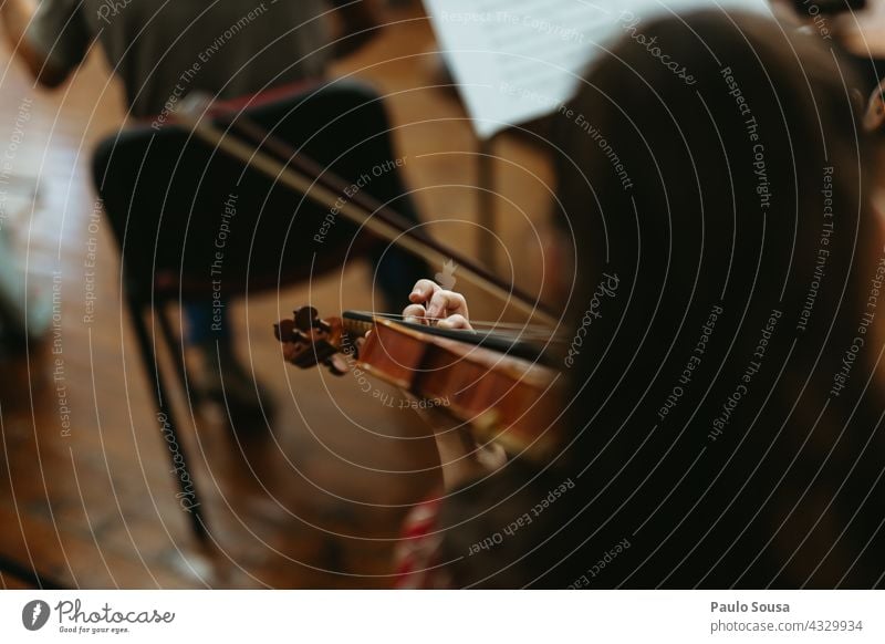 Mädchen spielt Geige Geiger unkenntlich Schnur Streichinstrumente Musik Musiker Musikinstrument Fähigkeit Konzentration Nahaufnahme Klassik musizieren