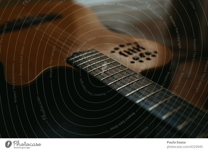 Nahaufnahme Gitarre Gitarrenspieler Gitarrensaite Schnur Streichinstrumente Zeichenketten Farbfoto Detailaufnahme akustisch Freizeit & Hobby musizieren Klang