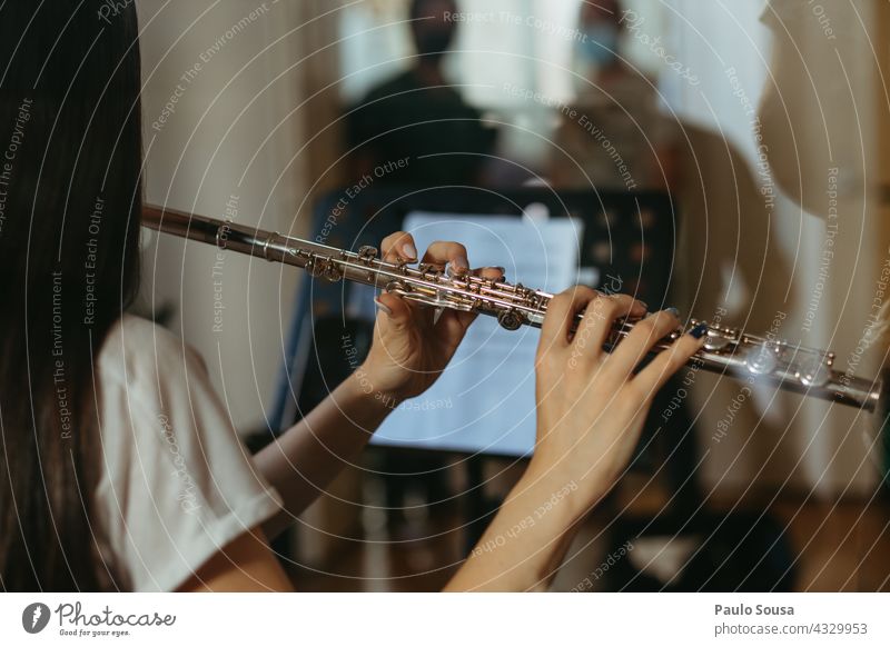Rückansicht Mädchen spielt Flöte Flötenspieler Musik Musiker Klang Junge Frau Freizeit & Hobby Farbfoto musizieren Musikinstrument Konzert Detailaufnahme