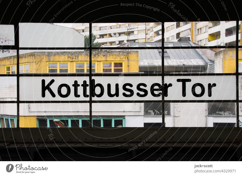 vom Bahnhof Kottbusser Tor zum Zentrum Kreuzberg fenster architektur Fassade Berlin Ausblick Silhouette Strukturen & Formen Symmetrie authentisch Linie