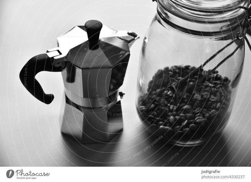 Espressokanne und Glas mit Kaffeebohnen Kaffeetrinken Espressokocher Küche Latte Macchiato Getränk Heißgetränk Behälter u. Gefäße Lebensmittel Stillleben