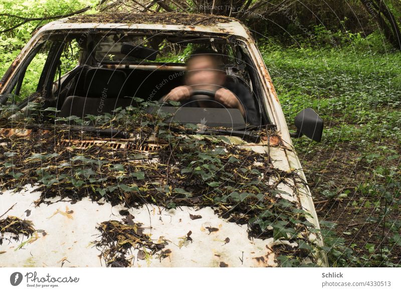 Geisterfahrer - Selfie mit Bewegungsunschärfe in einem Schrottauto Phantom Auto Portrait weiß Schrottplatz Efeu Wald Lenkrad Motohaube Bewgung PKW kaputt alt