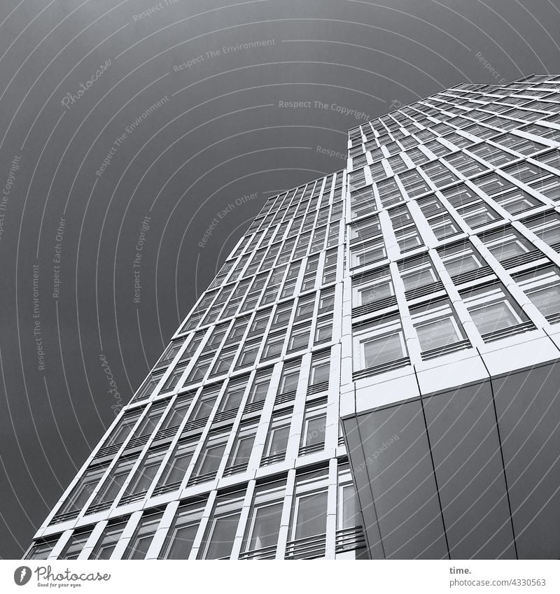 ParkTourHH21 | Halswirbelsäulentraining (43) hochhaus fassade fenster himmel sonnig architektur bauwerk wohnen hafencity beton glas linien flucht perspektive