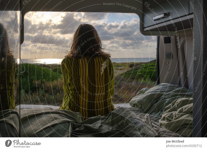 Frau, die den Sonnenaufgang von ihrem Van aus betrachtet Kleintransporter Wohnmobil Camping Ferien & Urlaub & Reisen Van Leben Wohnwagen Freizeit & Hobby