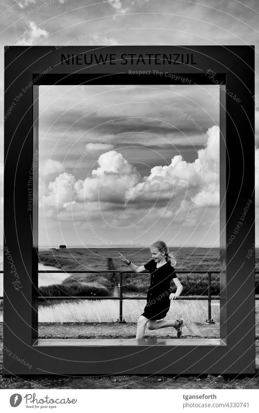 Nieuwe Statenzijl Rahmen Mädchen rennen Kiekkasten Reet Dollart Küste Niederlande Rheiderland Ems Bunde stahlrahmen Wolken Meer Strand Außenaufnahme