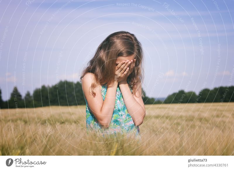 Porträt eines traurigen, einsamen Mädchens im Sommer Schönes Wetter Einsamkeit allein verzweifelt Getreidefeld Kornfeld Feld 8-13 Jahre Kind Kindheit Mensch