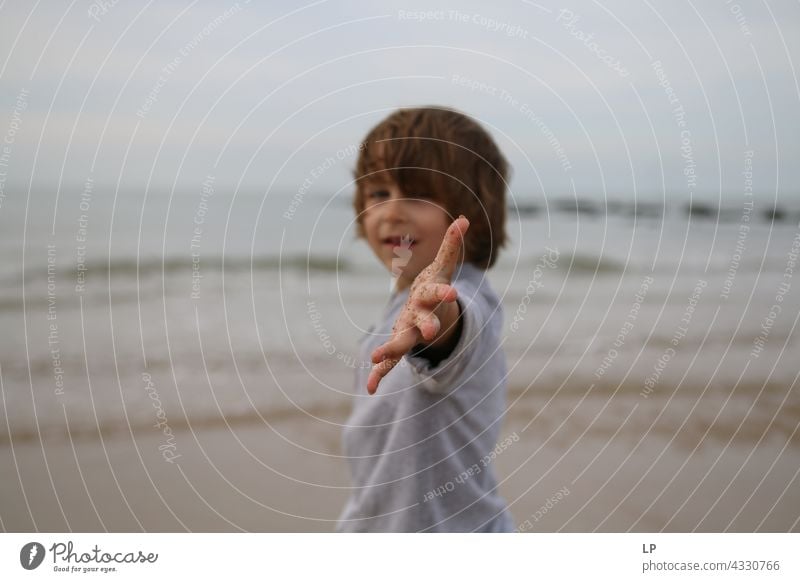 Junge zeigt Hand in die Kamera Optimismus Religion & Glaube Anschluss positiv unschuldig spielerisch Sinnesorgane Windstille Hintergrundbild